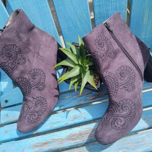 Relativity Gray Ankle Boots Awesome Design!